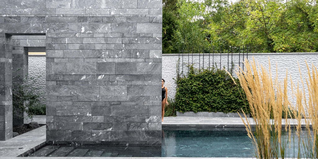 architonic's tweet image. The monotonous and monumental appearance of the pavilion located in #Vienna causes a contemplative effect—aesthetics is the creative force behind the atmosphere. architonic.com/20193317 
#architecture