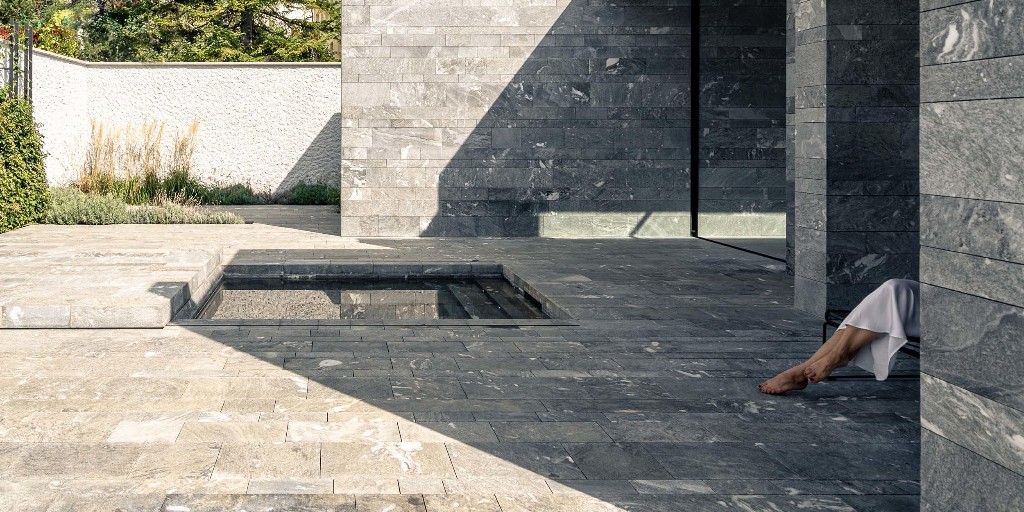 architonic's tweet image. The monotonous and monumental appearance of the pavilion located in #Vienna causes a contemplative effect—aesthetics is the creative force behind the atmosphere. architonic.com/20193317 
#architecture