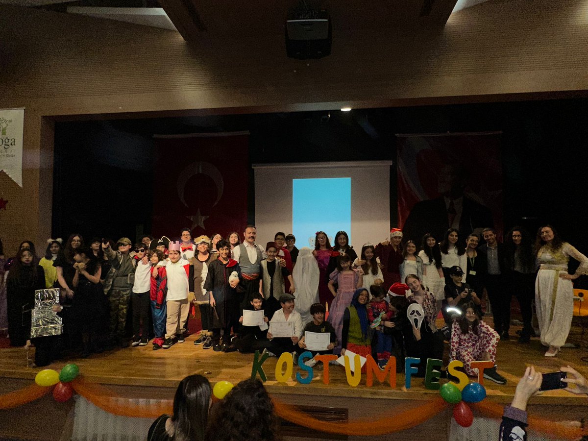 Gulllkocc's tweet photo. Cevizlibağ Doğa Koleji Ortaokulu öğrenci ve öğretmenlerin katılımıyla Almanca dersinin geleneksel  "Kostümfest Etkinliği " eğlenceli ve bir o kadar da renkli anlara sahne oldu. Öğrencilerimiz hem eğlendi hem de yarıştılar. @CevizlibagDoga  @OkanIslakk  @UdoKywall  @DogaOkullari https://t.co/SUuqgpwJFh