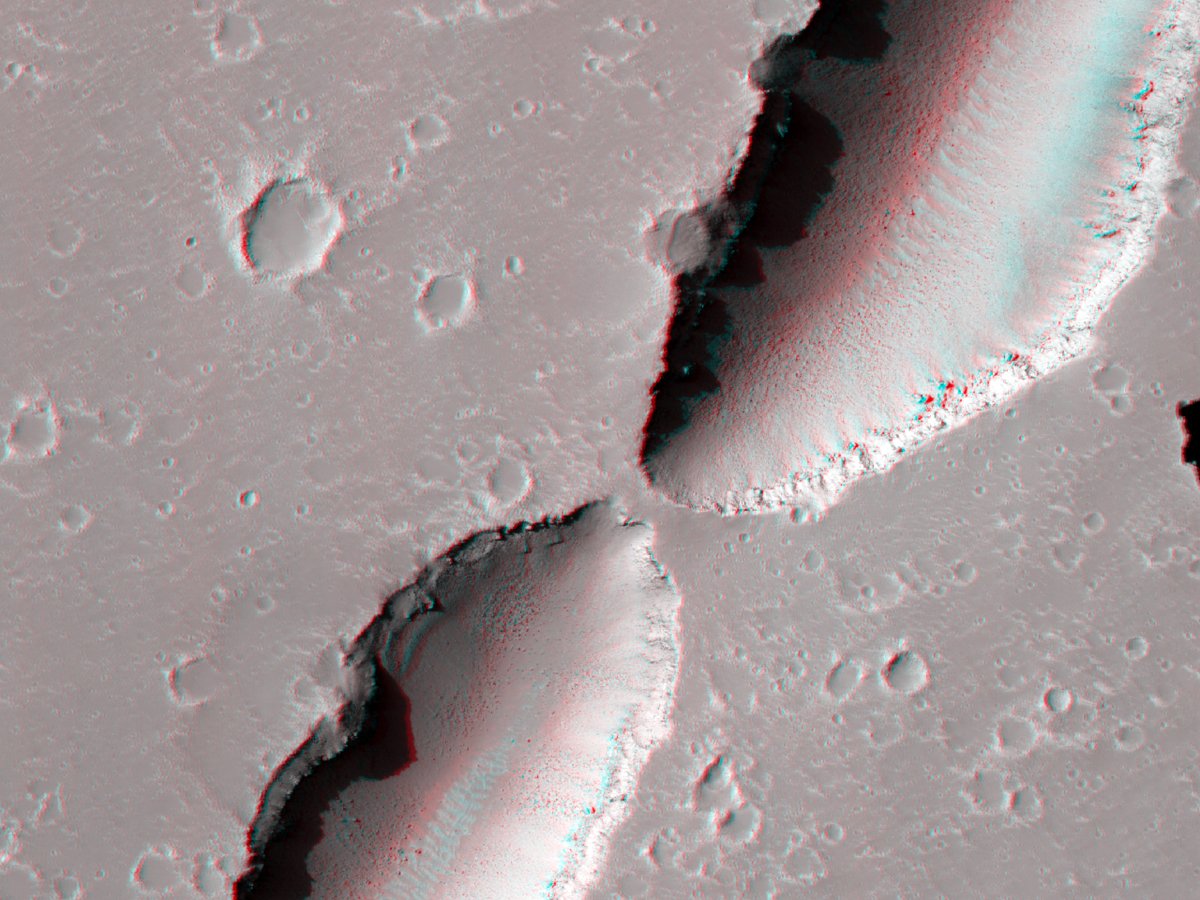 HiRISE 3D: Volcanoes and Collapses This image of Hephaestus Fossae shows a volcanic area where collapses like this happen. Full image: uahirise.org/anaglyph/ESP_0… NASA/JPL-Caltech/UArizona #Mars #science #3D