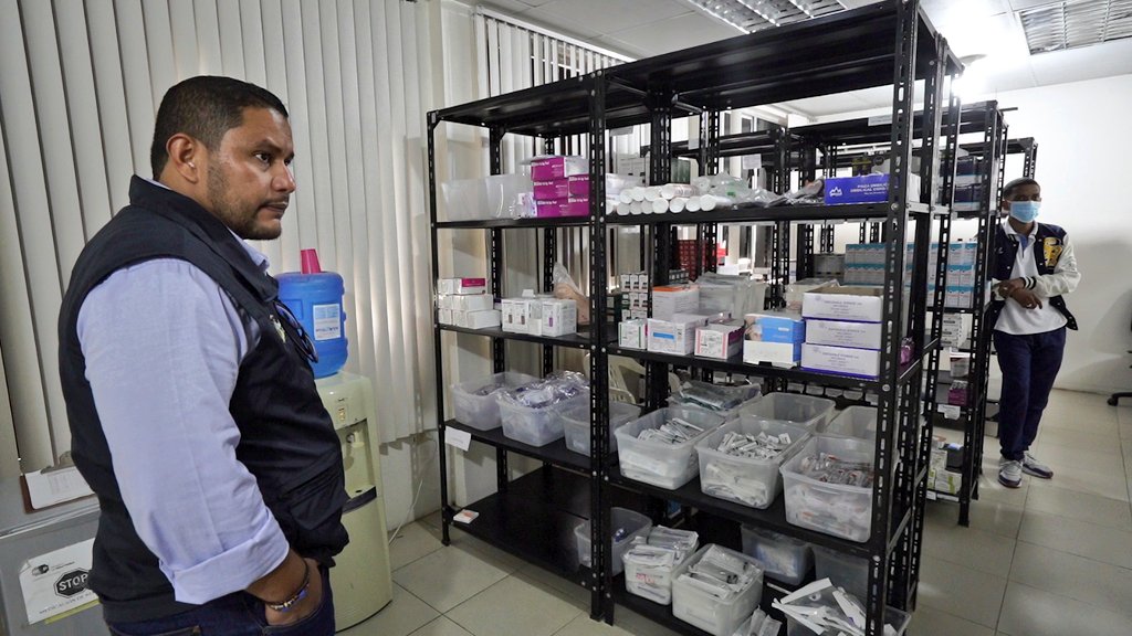 SaludImbabura's tweet photo. #Esmeraldas | Marcos Ortiz, Coordinador Zonal 1 de @Salud_Ec, realizó un recorrido de verificación por el Centro de Salud #Rioverde donde constató la calidad de los servicios y el buen abastecimiento de medicamentos e insumos médicos. https://t.co/DLeoRwzgZY