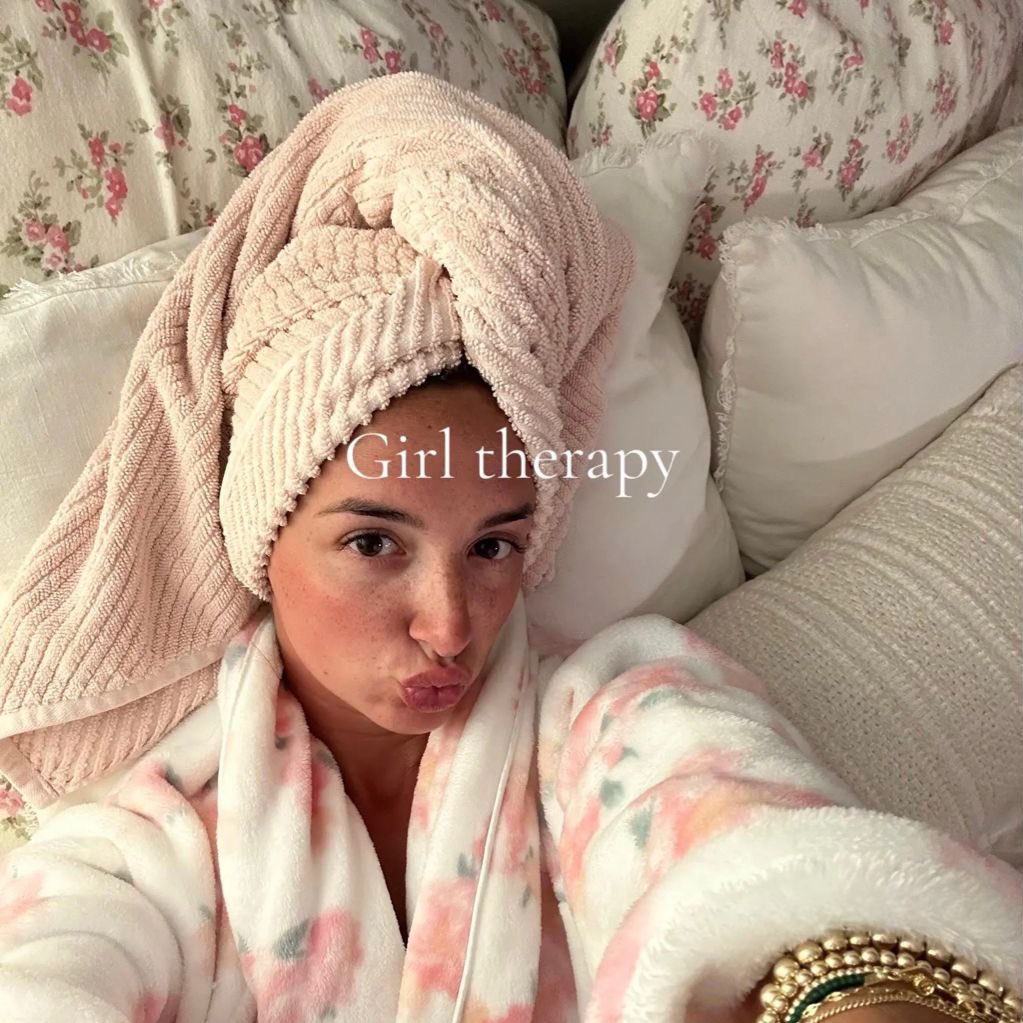 CARTIERANG3L's tweet photo. girl therapy 🎀 https://t.co/O1oxMnBqWZ