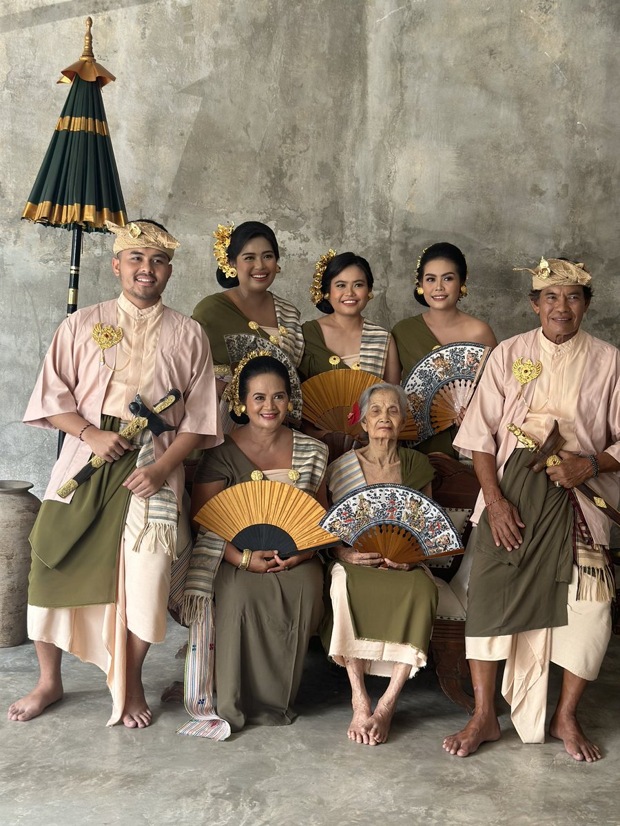 arimayasari's tweet photo. #1Januari2024
Photoshoot yang sudah tertunda selama 20tahun. Hari ini penyembuhan “innerchild”  yang telah kami simpan selama 20 tahun.
🙏🏽
#day1of364
#familygoesfirst
#ponafamily https://t.co/leVWLHqSyx