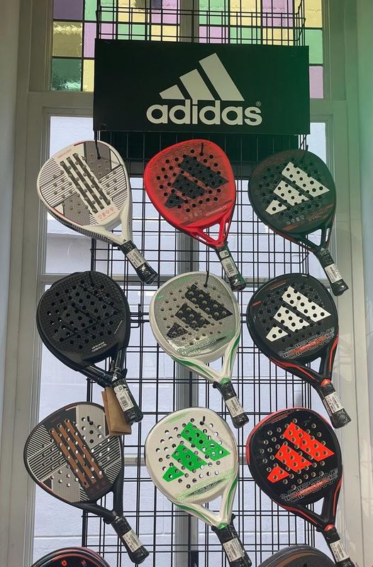 🎾🌟 De nieuwste Adidas padelrackets zijn gearriveerd bij Teun van Pelt Sport in de Hinthamerstraat! Kom langs, test ze uit en ontvang professioneel advies om het nieuwe jaar goed te beginnen. teunvanpelt-sport.nl/webshop-1/padel #adidaspadel #advies #nieuwecollectie #teunvanpeltsport #padel