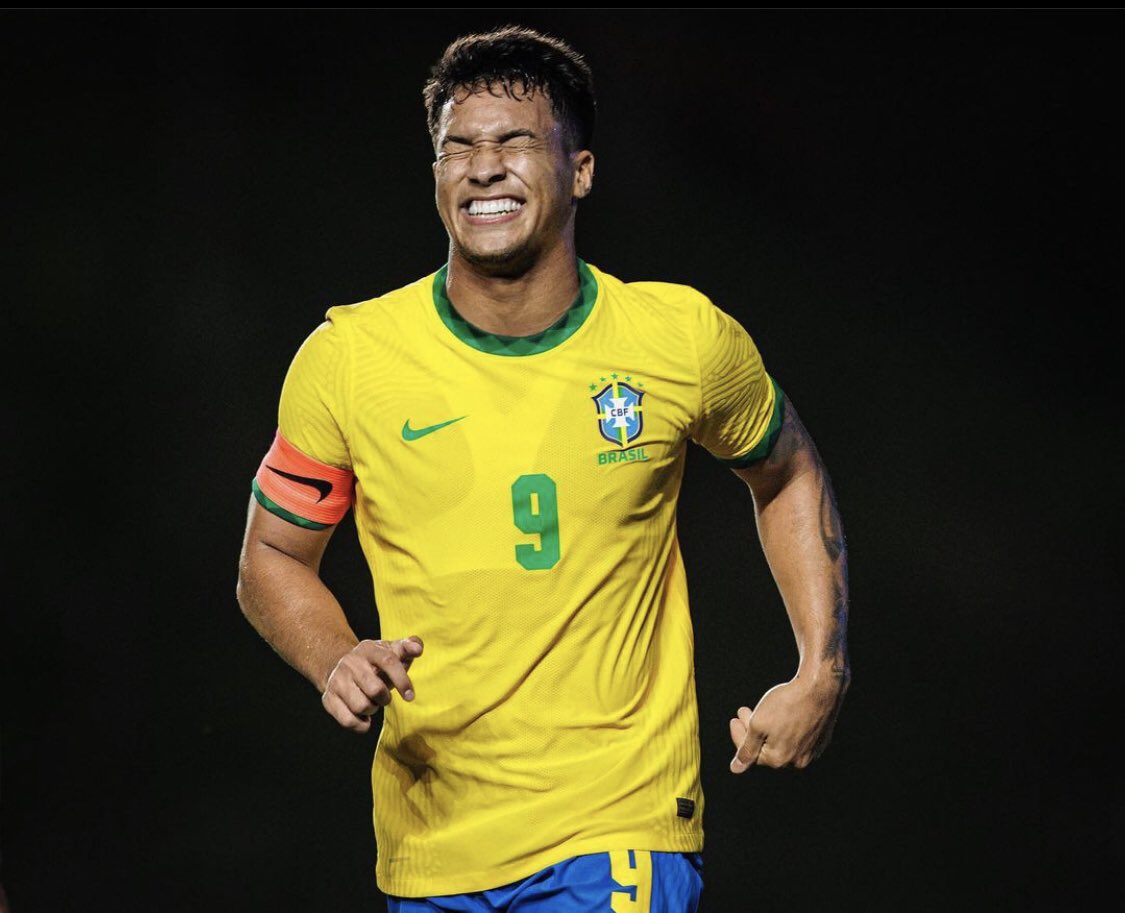 O talento de Marcos Leonardo é inegável.

Cabe-lhe a ele ter cabeça. E cabe aos ADEPTOS do Benfica apoiar o novo jogador.

Qualidade não falta, mas pode não sair tudo bem logo ao início. Trata-se de um miúdo de 20 anos vindo do Brasileirão.

Querem golos? Não assobiem. Apoiem.