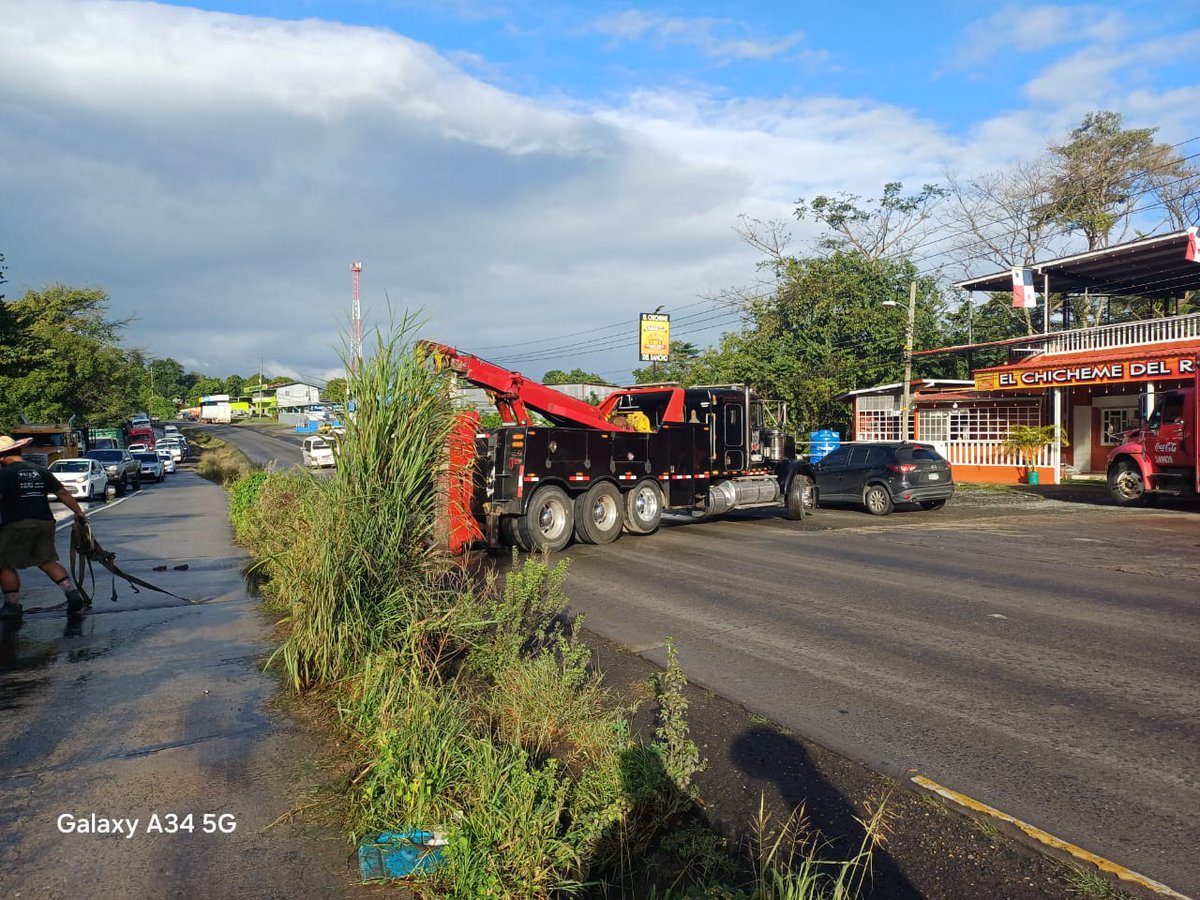 #PanamáOeste | Atendimos situación por vuelco de camión en la entrada de El Nazareno, en La Chorrera. El conductor fue asistido en sitio por nuestro personal, que también limpió el combustible derramado en la vía.