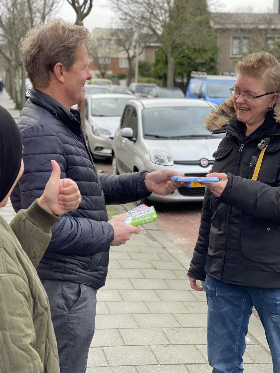 Een rondje wijk met <a href="/SuOzdemir/">Sultan Özdemir</a> &amp; Chris Schaapman komen we top wijkagent tegen van @POL_Berestein <a href="/GemeenteDenHaag/">Gemeente Den Haag</a> #nieuwjaarswensen #NPZW #Zuidwest