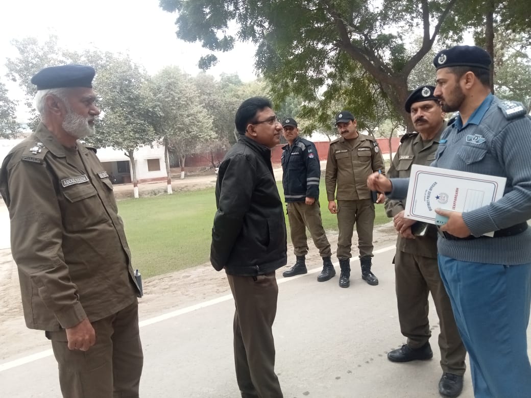 PunjabTraffic's tweet photo. ڈی پی او مظفر گڑھ جناب سید حسن��ن حیدر نے ٹریفک کمپلیکس مظفرگڑھ کا وزٹ کیا اور رینوویشن ورک کا جائزہ لیا اور مزید بہتری کے لیے ھدایات جاری کی
#trafficpoliepunjab #ctplfaislabad #ctplrawalpindi #GovtofPunjabPK #ctpsialkot #ctpmultan #ctpgujranwala #PunjabPolice #ctplahore #DGPR https://t.co/ZbUtpGcejw