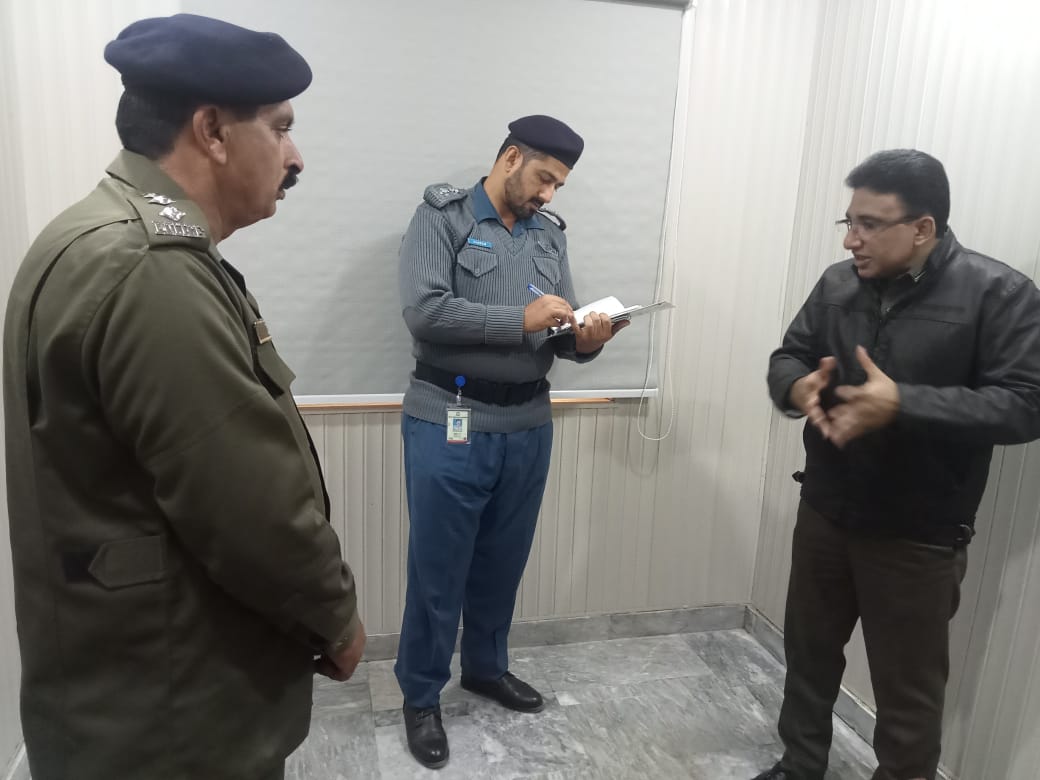 PunjabTraffic's tweet photo. ڈی پی او مظفر گڑھ جناب سید حسن��ن حیدر نے ٹریفک کمپلیکس مظفرگڑھ کا وزٹ کیا اور رینوویشن ورک کا جائزہ لیا اور مزید بہتری کے لیے ھدایات جاری کی
#trafficpoliepunjab #ctplfaislabad #ctplrawalpindi #GovtofPunjabPK #ctpsialkot #ctpmultan #ctpgujranwala #PunjabPolice #ctplahore #DGPR https://t.co/ZbUtpGcejw