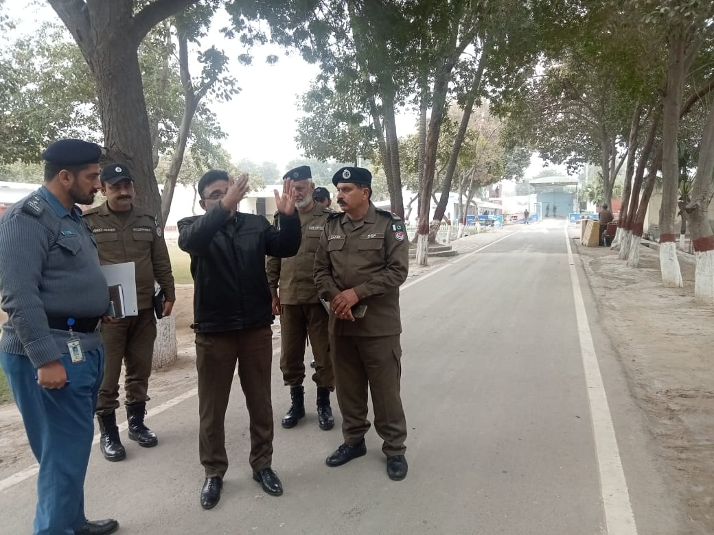 PunjabTraffic's tweet photo. ڈی پی او مظفر گڑھ جناب سید حسن��ن حیدر نے ٹریفک کمپلیکس مظفرگڑھ کا وزٹ کیا اور رینوویشن ورک کا جائزہ لیا اور مزید بہتری کے لیے ھدایات جاری کی
#trafficpoliepunjab #ctplfaislabad #ctplrawalpindi #GovtofPunjabPK #ctpsialkot #ctpmultan #ctpgujranwala #PunjabPolice #ctplahore #DGPR https://t.co/ZbUtpGcejw