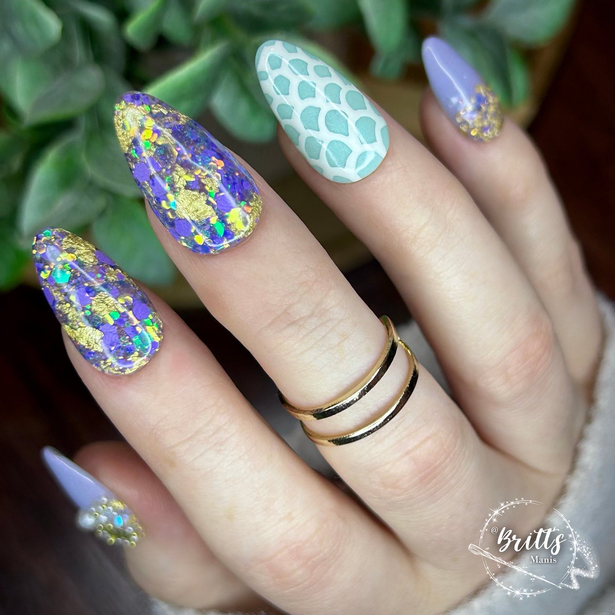 BrittsManis's tweet photo. Check out this gorgeous mermaid inspired mani using this incredible foil &amp; glitter dip called Andrina 💜

Details: https://t.co/YNml2lNM1h https://t.co/kz4eNWKxVG