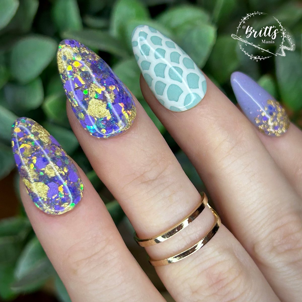 BrittsManis's tweet photo. Check out this gorgeous mermaid inspired mani using this incredible foil &amp; glitter dip called Andrina 💜

Details: https://t.co/YNml2lNM1h https://t.co/kz4eNWKxVG