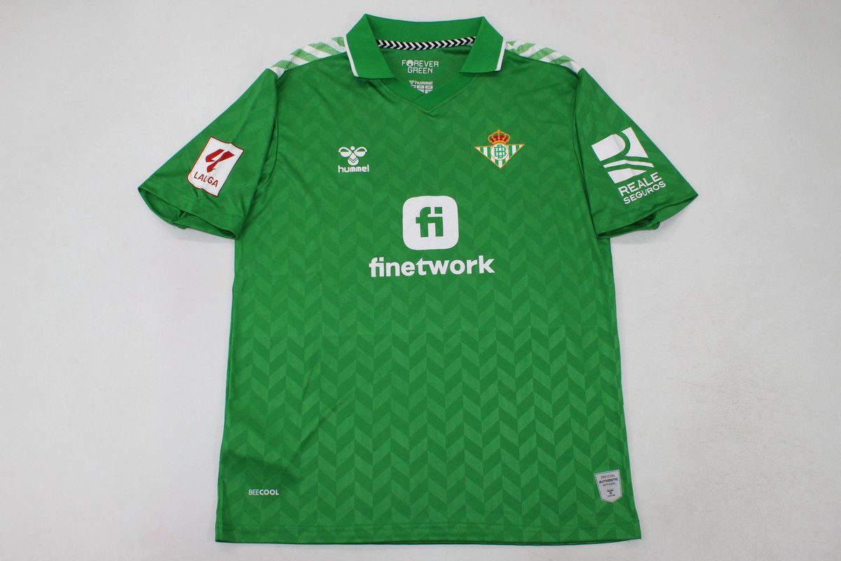 InfoRBB's tweet photo. 🚨🟢

¿Quieres una camiseta del Betis como regalo de Reyes? Para participar:

- Da RT a este tweet
- Sigue a @InfoRBB y @INFUTcamicracks 

El ganador elegirá la camiseta del Betis que quiera (actual o retro) del catálogo de @INFUTcamicracks.

Ganador: 6 DE ENERO.

¡PARTICIPA! https://t.co/kERPNJeU6T
