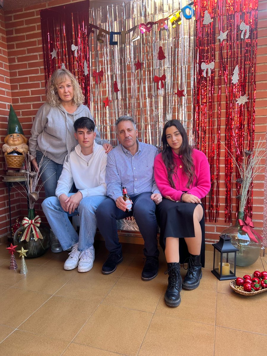 pjrosique's tweet photo. La familia Rosique Martínez os desea feliz año 2024😘 https://t.co/wEbVeFXX4g