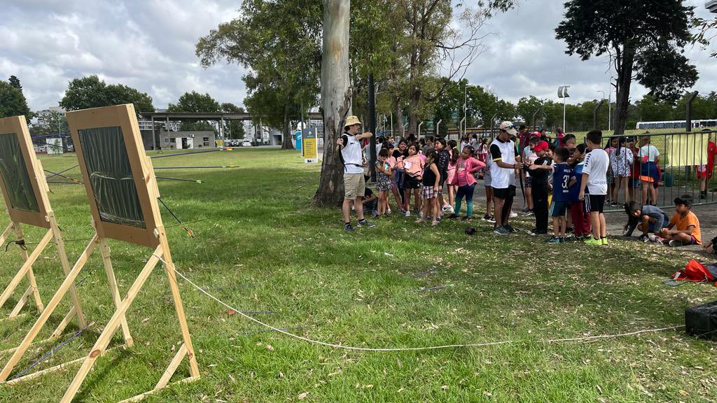DeportesBA's tweet photo. Taller de arquería y juegos en la pile para arrancar el segundo día a pura diversión en las #ColoniasBA de #ParqueRoca https://t.co/F2m4JMBzlt