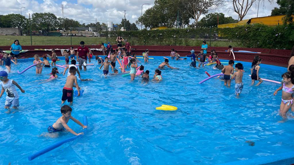 DeportesBA's tweet photo. Taller de arquería y juegos en la pile para arrancar el segundo día a pura diversión en las #ColoniasBA de #ParqueRoca https://t.co/F2m4JMBzlt