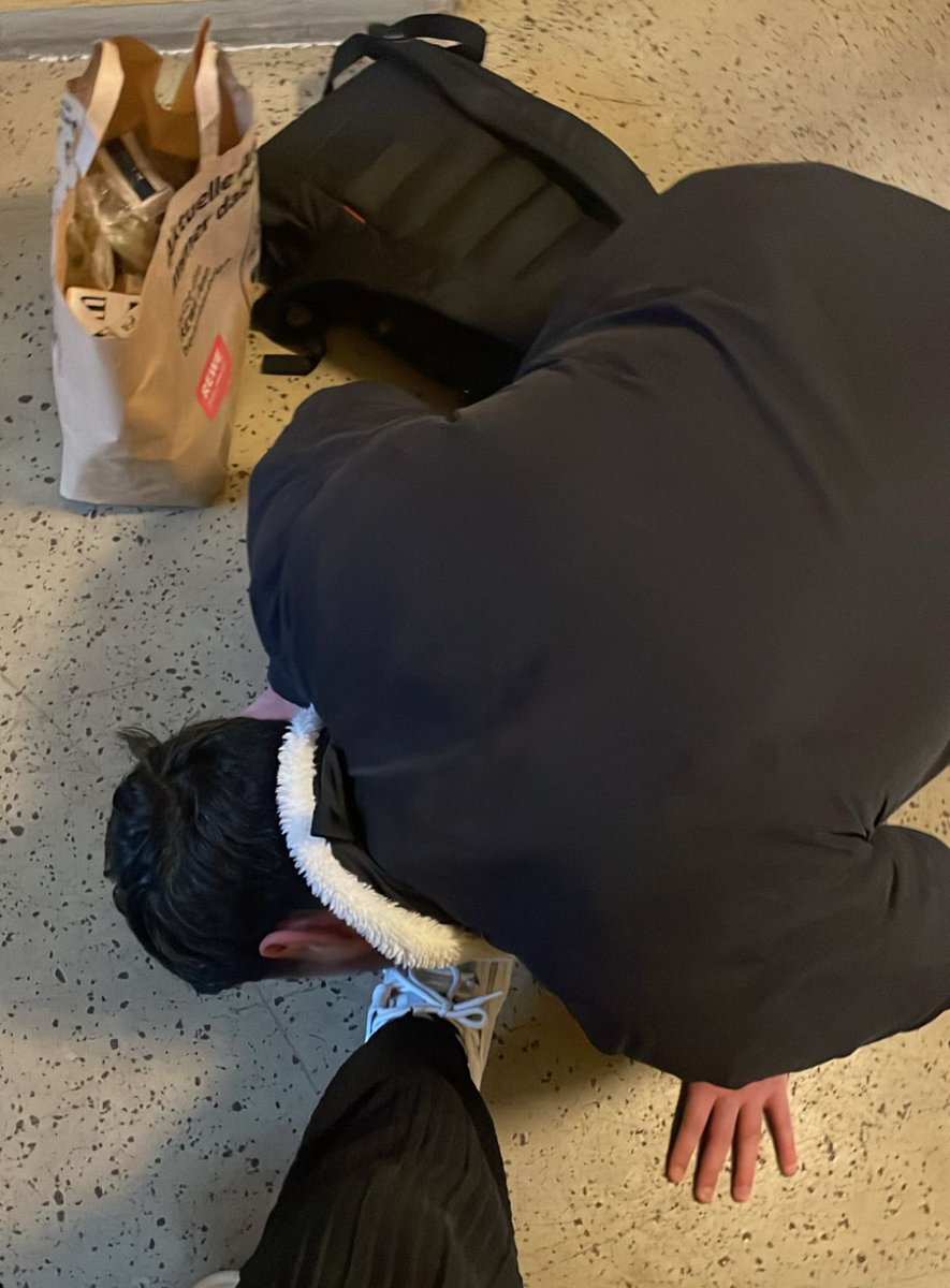 Timooo512's tweet image. Müsste heute für @gaya_goddess einkaufen gehen . Drogerie und Lebensmittel . Es war mir sehr peinlich , da es nur Frauen Sachen waren . Jedoch wurde ich gezwungen . Kondome müsste ich auch kaufen für den Alpha . So erniedrigend .