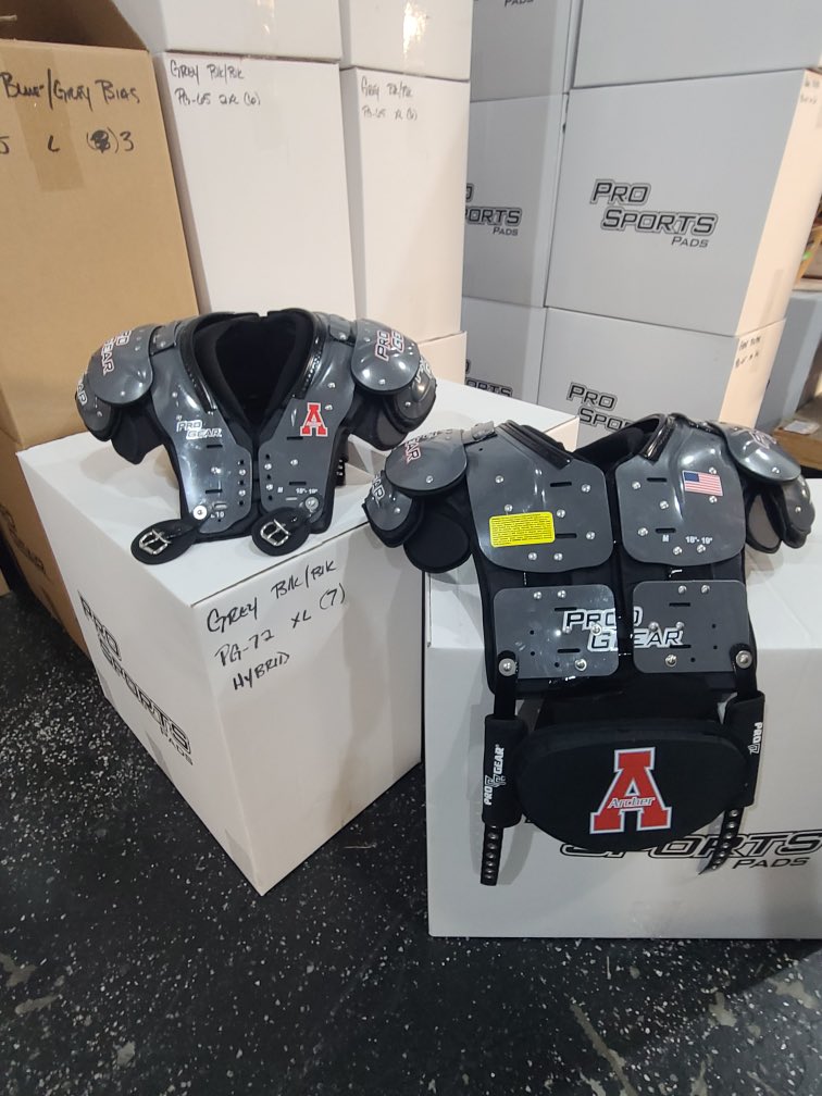 ProSports_Pads's tweet photo. Shipped out some #ProSportsCustom shoulder pads to @ArcherTigersFB today. Coach they are on the way!
#KnowTheLogo #Highschoolfootball @ProGearNellie @BakersSports https://t.co/guTJhLPYr4
