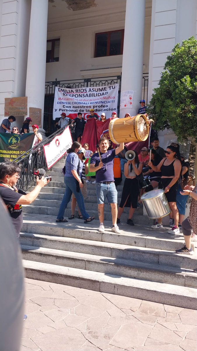 vittorioO1974's tweet photo. Hoy se protesta por el despido de profesores q destruye la educación pública en Ñuñoa 

@_MatiasGuzman
@mmlagoscc
@adnradiochile
@biobio
Luciano, Vendido, https://t.co/YuenJPYn9S