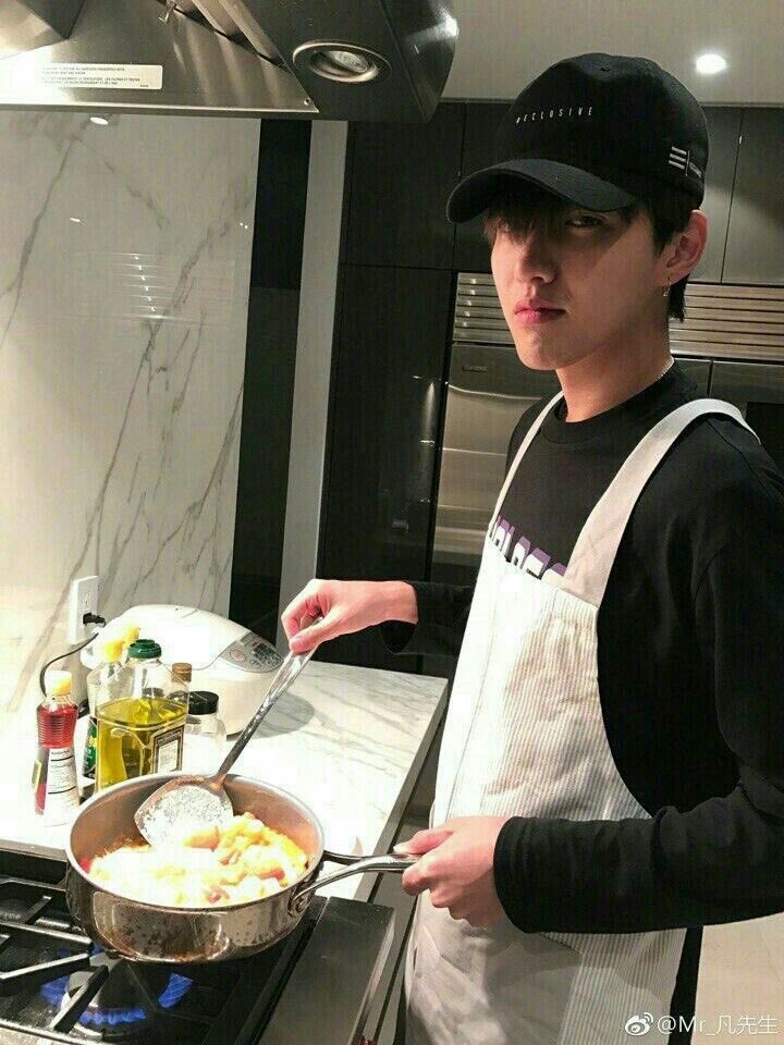 kriswu_4ever's tweet photo. (چون امروز روز مادره دلم خواست اینو بذارم )
این عکسا برا سال ۲۰۱۷ برا روز جهانی مادره 
اینجا کریس واسه مادرش کیک گرفته ٫براش غذا پخته  و ویبوشو با یه پیام اپدیت کرده👇🏻 https://t.co/IfIrYSUxL1