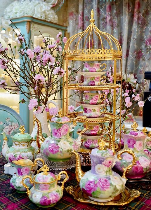 allenbacon's tweet photo. @martabacon2 's version of the Tournament of #roses parade.  All #Porcelain in this photo is #handpainted kiln fired and signed by the #artist #MartaBacon #Chinapainting #floralart #HappyNewYear2024 https://t.co/AuwZSpZvi5