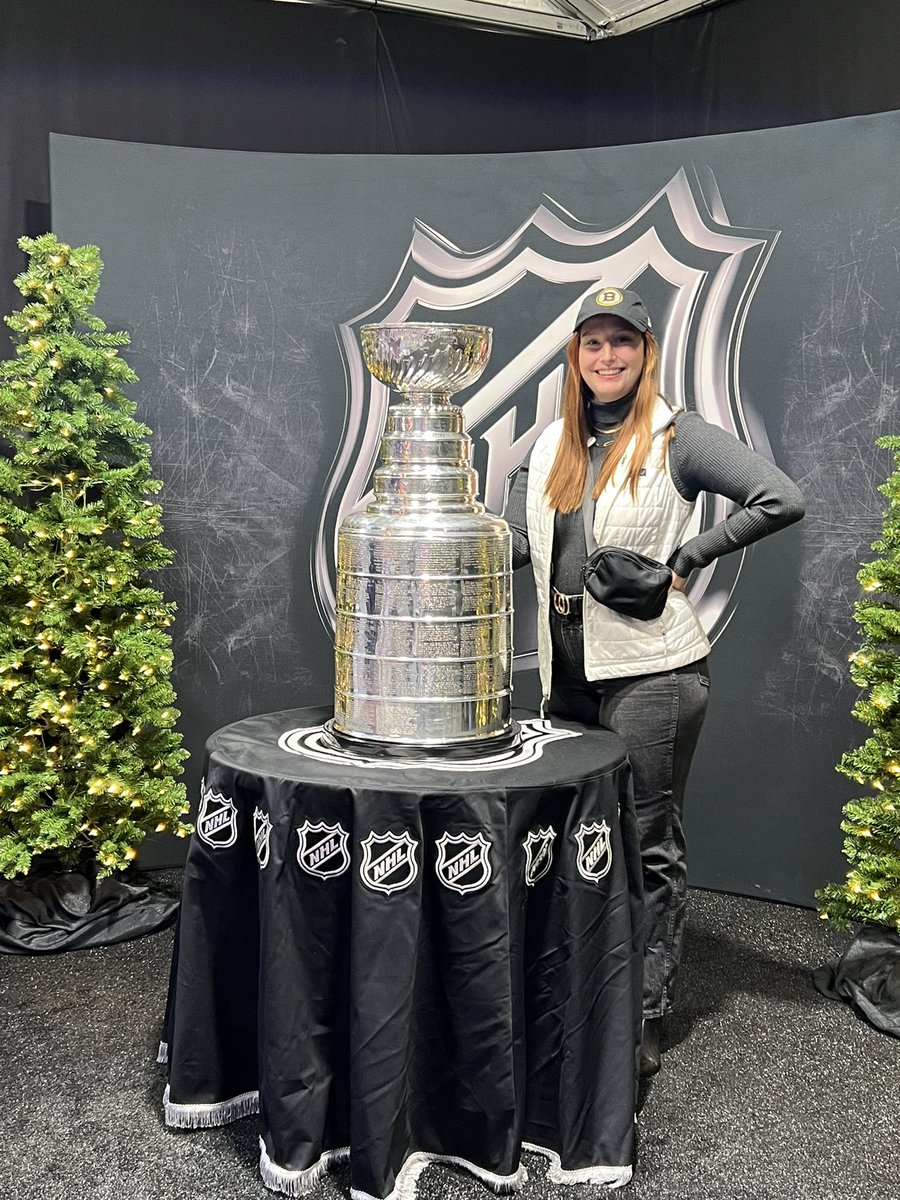 AbbyPomeroy1's tweet photo. girls who look like this and claim they are into sports to gain followers from men who are desperate and want easy clout https://t.co/unohuLIb9s