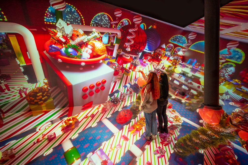 illuminariumto's tweet image. This weekend is your LAST CHANCE to celebrate togetherness with festive nostalgia and fantasy at Winter Wonderland ❄️

#toronto #torontothingstodo #torontoactivities #torontolife #distillerydistrict #immersiveexperience #wintervillage