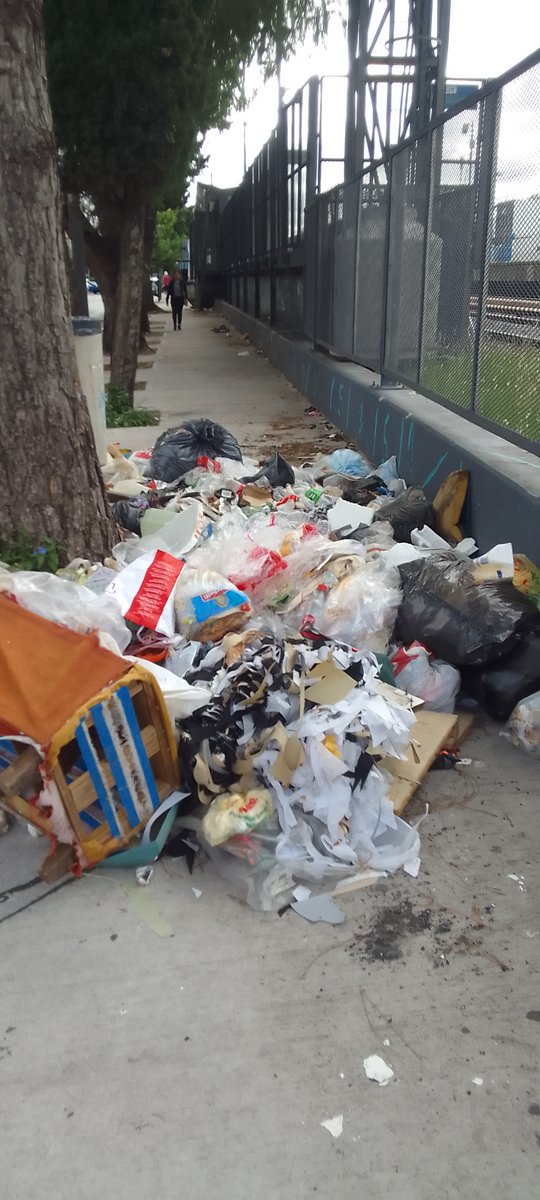 pablocigoj's tweet photo. @dievalen Diego, dejen de pavear y salgan a levantar la basura acumulada algunos montículos desde hace mas de un mes que hay por todo Ciudadela, hay esquinas con olores insoportables. Mientras hablan de dengue, limpien!!!!!😡😡 Salgan con los camiones a recorrer!!!! https://t.co/1qQOc0uMRO