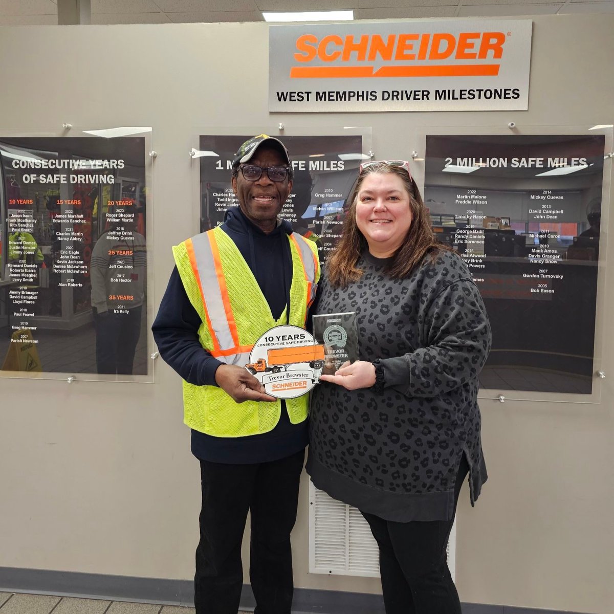 WeAreSchneider's tweet photo. Congrats to Trevor Brewster on a decade of safe driving!
Thank you for delivering our customer's shipments safely and on time year after year.
#SafetyFirstAndAlways https://t.co/d0K7zxqaAk