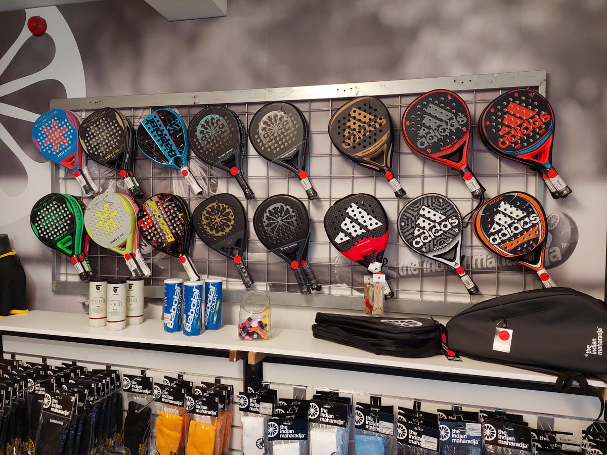 Al ruim 50 jaar dé plek voor tennis, paddel en hockeyliefhebbers! Onze winkel op de Hinthamerstraat in 's-Hertogenbosch biedt expertise en een breed assortiment. Of je nu begeleiding wilt of zelf wilt snuffelen, ons team staat klaar om te helpen.teunvanpelt-sport.nl/over-ons