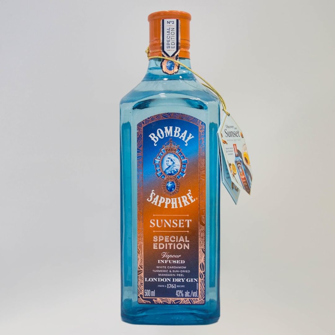VroullisImports's tweet image. Το #BombaySapphireSunset☀️#SpecialEdition, είναι ένα νέο αρωματικό #τζιν🍸εμπνευσμένο από την λάμψη του ηλιοβασιλέματος.  #Infused με θερμαντικά μπαχαρικά &amp;amp; γλυκόπικρο ισπανικό μανταρίνι είναι το τέλειο τζιν καθώς ο ήλιος δύει..  #bombaysapphire #gin #vroullisimports #ποτά #Ρόδος