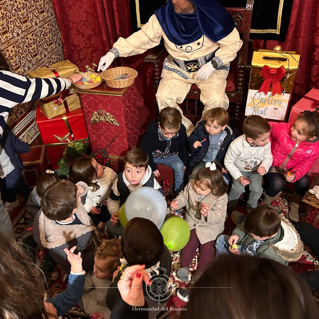⚫ | ¡YA VIENEN LOS REYES MAGOS!

El pasado 23 de diciembre, nuestro Cartero Real recogió las cartas de todos los niños que pasaron por la Casa de Hermandad, que fueron muchísimos.