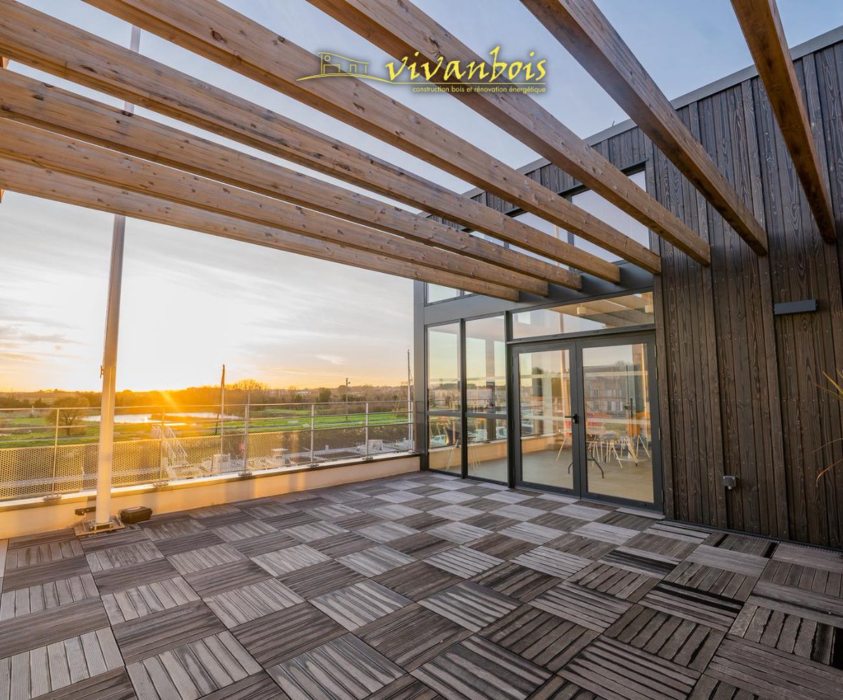 🏗️ Réalisation du projet d'extension de la Capitainerie à La Tremblade : une extension moderne de 190 m2 à côté du bâtiment entièrement rénové, exhibant une architecture contemporaine avec, au premier niveau, une structure en ossature et bardage bois.
maison-en-bois-17.fr/construction-b…