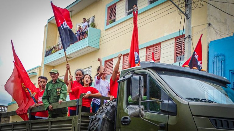 MinfarC's tweet photo. Evocan bayameses, entrada triunfal de Fidel y sus hombres a este territorio oriental hace 65 años.
#Cuba #EstaEsLaRevolución https://t.co/zSPe90YHbf