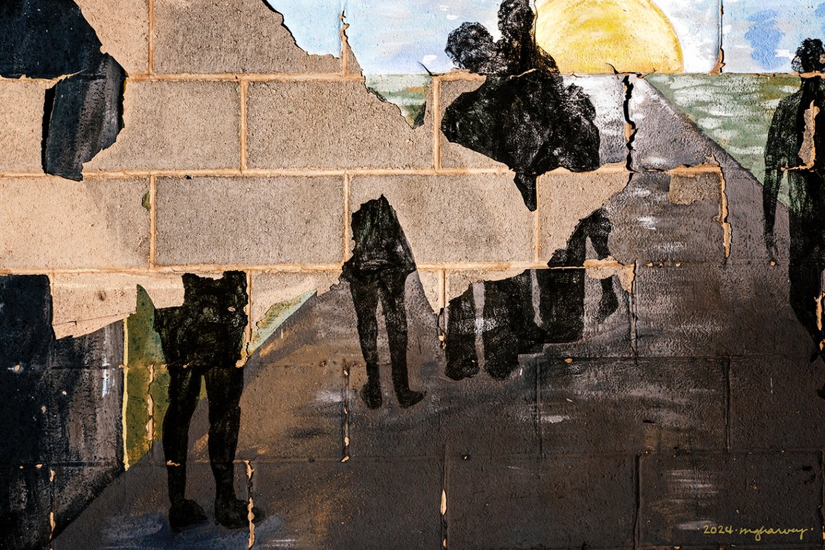 melindagharvey's tweet photo. The low sun made the partial people on a peeling mural look even more ghostly than they would have seemed in full sunlight…

Lubbock, Texas
photographed 12.10.2023
#photography #onedayoneimage #thingsisee #reasonstostop https://t.co/e6T4zonYmp https://t.co/KlFKwNr1qh