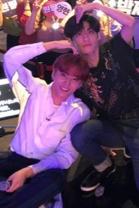 DAY6_rang's tweet image. 멤버별 하트 포즈
🐻 손하트+ 양쪽 윙꾸
🐶 정직 손하트 갱얼쥐 (증명사진st)
🦊🐰 ? 하트긴 하트인데...1층과 2층이 나뉜듯한..,,.ㅋㅋㅋㅋㅋㅋㅋㅋㅋㅋㅋ