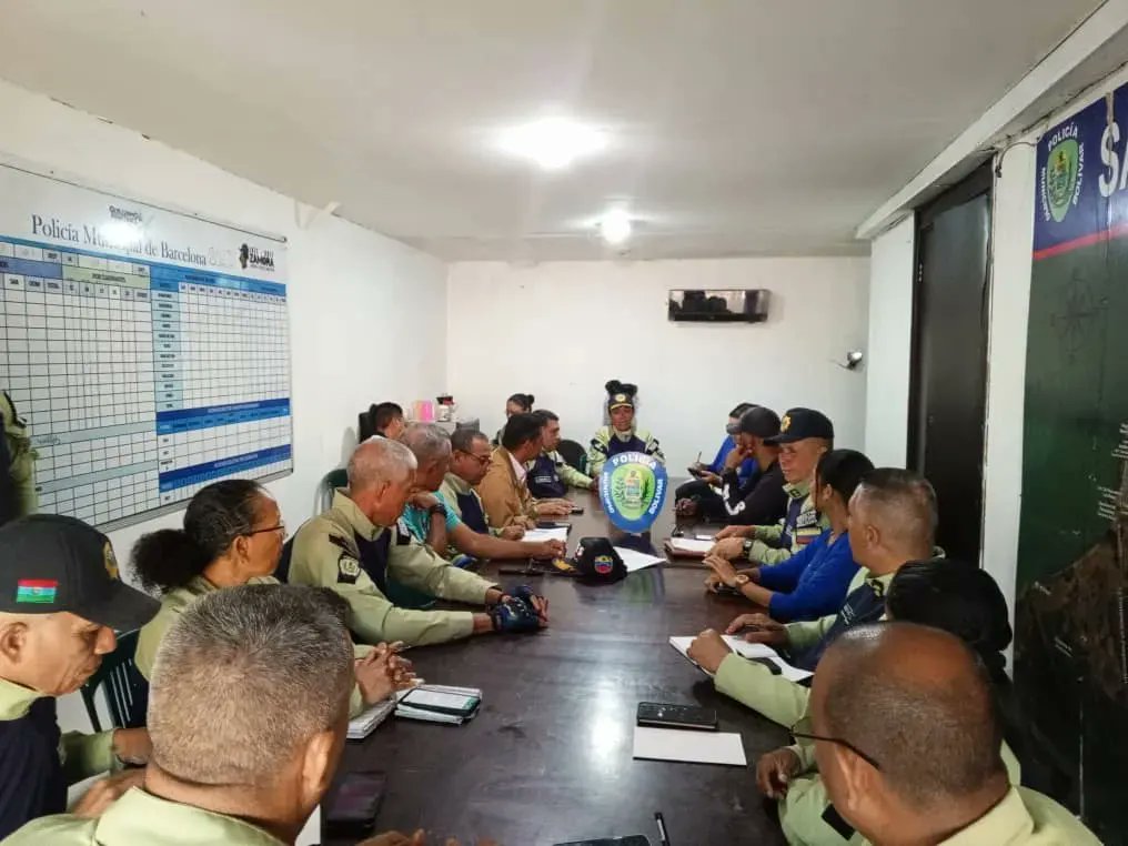 🚨👮🏼‍♂️👮🏻‍♀️#03Ene/  Directores y coordinadores de PoliSimónBolívar, inician el 2024 con una reunión para establecer estrategias de trabajo en este nuevo año, en pro de garantizar la seguridad de todas y todos en el municipio Simón Bolívar.