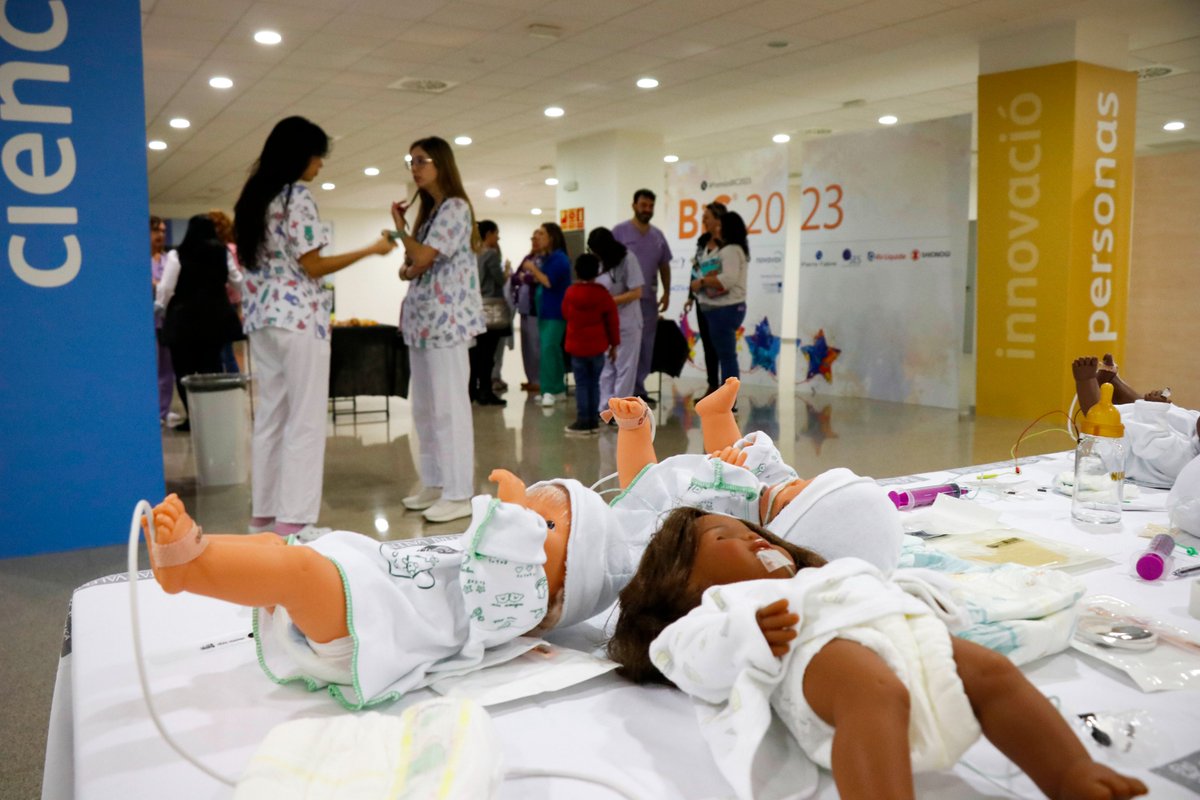 HospitalLaFe's tweet photo. 👶 #Neonatología de @hospitalLaFe ha celebrado hoy un taller navideño para menores que estuvieron ingresad@s en el servicio, sus hermanit@s y familias https://t.co/Zu5zq1vjuo