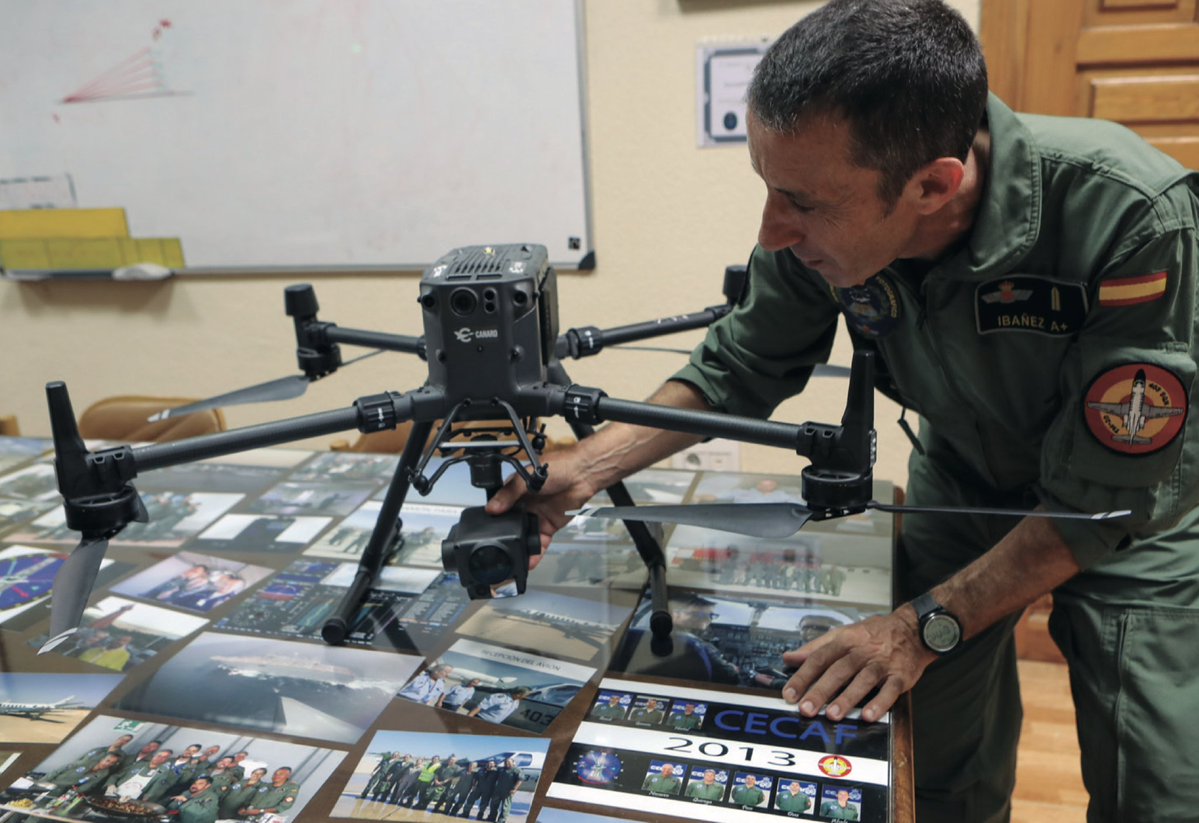 Defensagob's tweet image. El Centro Cartográfico y Fotográfico del @EjercitoAire #CECAF acaba de incorporar nuevos sistemas aéreos tripulados de manera remota - #RPAS- que servirán para tomar datos de una manera más rápida y eficiente, tanto en zonas de operaciones como en lugares de difícil acceso.