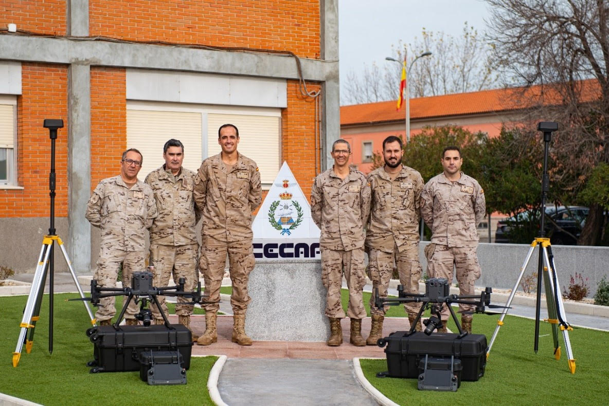 Defensagob's tweet image. El Centro Cartográfico y Fotográfico del @EjercitoAire #CECAF acaba de incorporar nuevos sistemas aéreos tripulados de manera remota - #RPAS- que servirán para tomar datos de una manera más rápida y eficiente, tanto en zonas de operaciones como en lugares de difícil acceso.