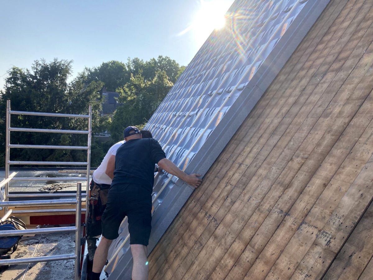 De SlimFix RenoPro EPS-dakplaat van IsoBouw Systems B.V. heeft geïntegreerde traptreden. Daardoor kunnen #dakdekkers zich makkelijker over het dak bewegen tijdens de #montage van de platen.  im.nu/SiFoff