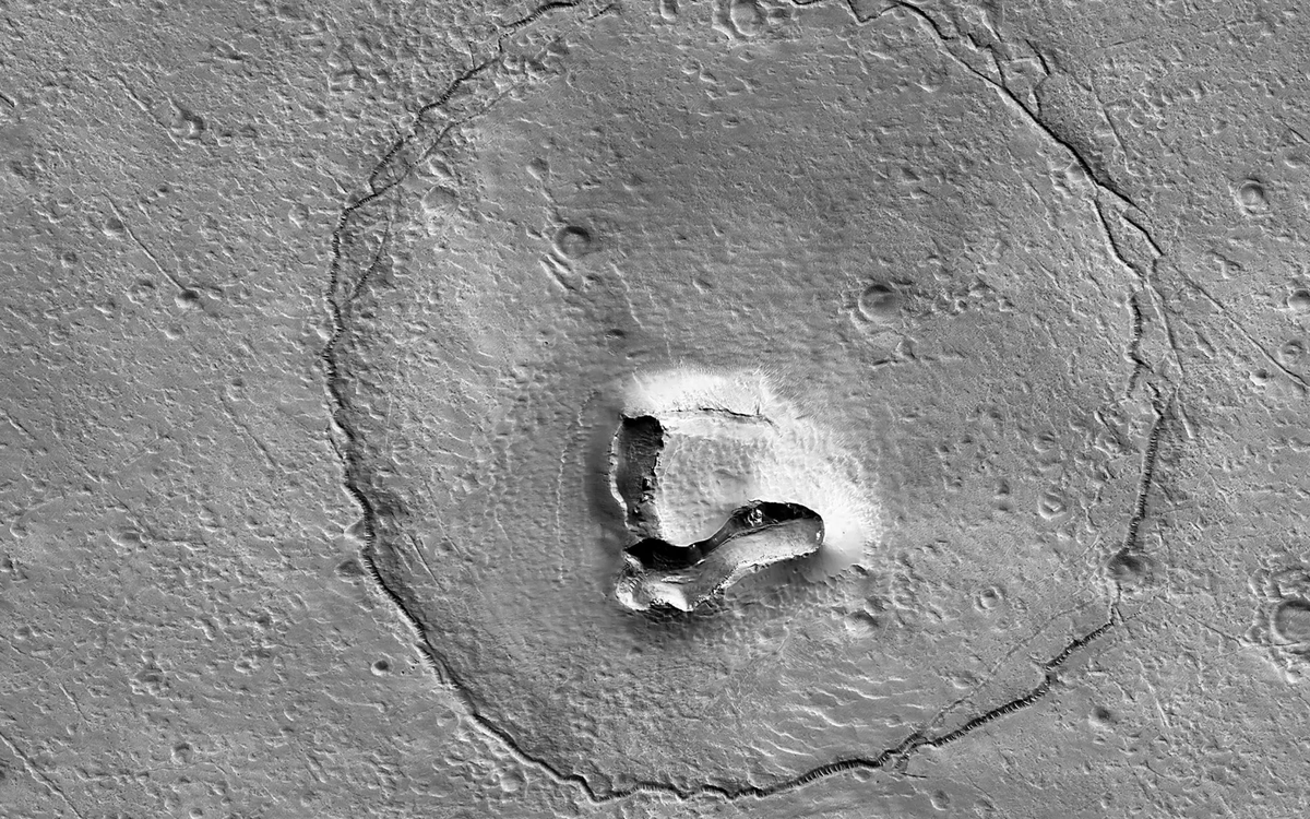 A bear on Mars?🐻 Likely formed from the impact crater of a space object on Mars, this peculiar hill reminds us of a bear. How cute! Credit: NASA/JPL-Caltech/University of Arizona.