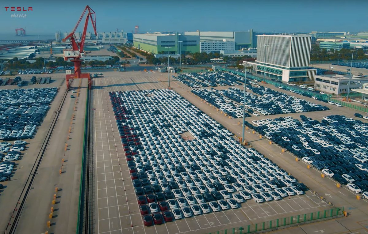 thousands of Teslas are being exported out from Giga Shanghai to kick off 2024 strong 😍 $TSLA @elonmusk @WholeMarsBlog @SawyerMerritt pics: @bentv_sh