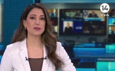 george_canawati's tweet photo. الصحفية الإسرائيلية، ليتال شيمش تقدم برنامجا على القناة 14 الإسرائيلية، تظهر حاملة مسدس خلال البث الحيّ.. 
مجتمع استيطاني عقدي، يحمل فيه الصحفي مسدسا، والمسعف رشاشا https://t.co/v0PfecFCTo