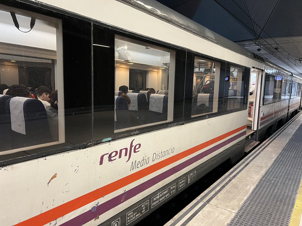 feliperoyo's tweet photo. Se habla mucho del tren a Extremadura, pero lo de La Rioja es demencial. Para viajar de Logroño a Madrid hay que coger esta chatarra hasta Zaragoza y luego allí un AVE. Tarda más tiempo el trayecto LGÑ-ZGZ que el ZGZ-MAD.
Cada día más diferencias entre las CCAA de 1ª y de 2ª. https://t.co/WcooeXLXFg