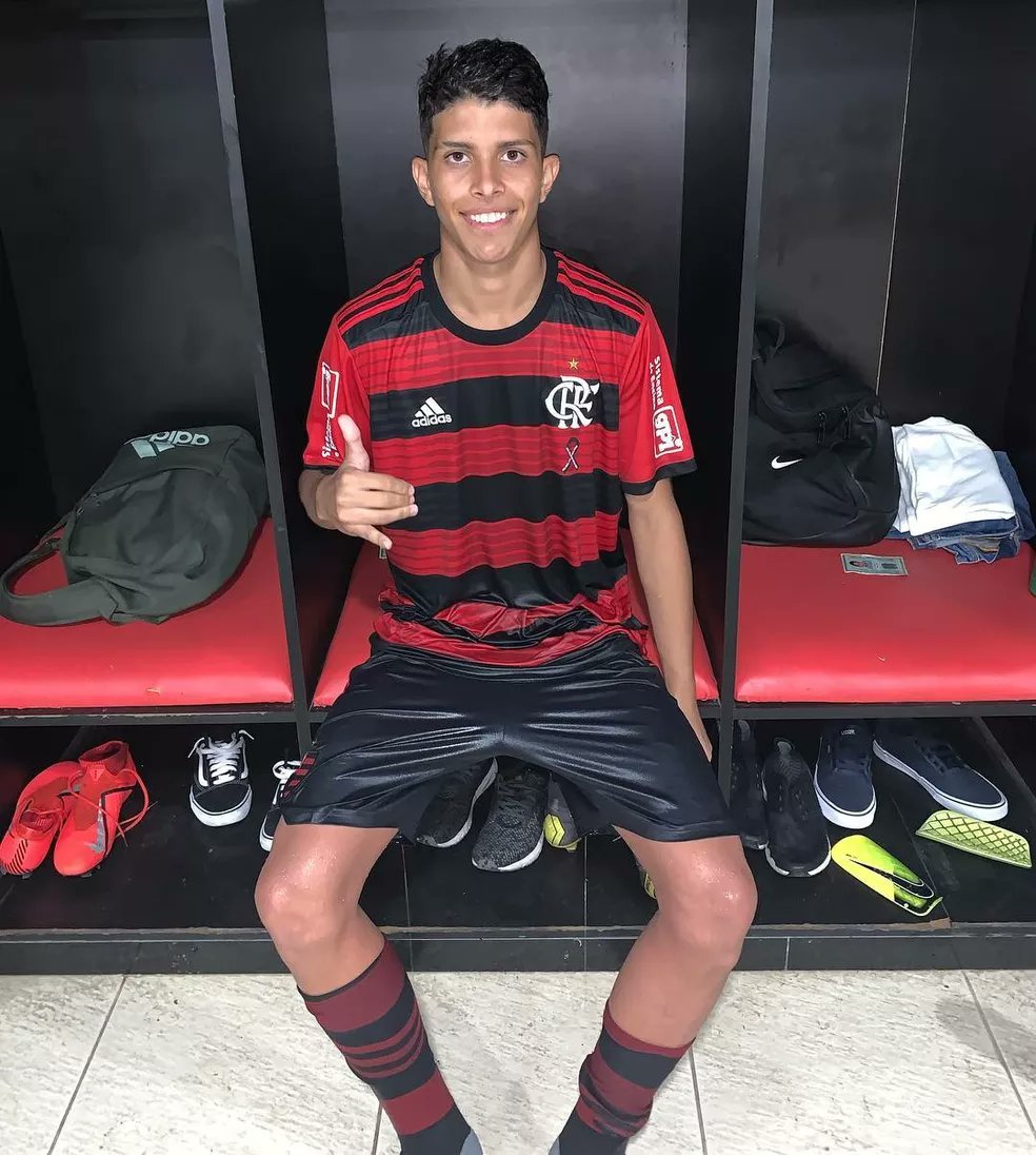 ricxandy's tweet photo. Autor da assistência para o gol do Santa Cruz no amistoso contra o Treze, o meio-campo Felipe Cardoso é um dos sobreviventes do incêndio que matou 10 garotos da base do Flamengo no Ninho do Urubu, em fevereiro de 2019. Conto a história 👇🏽🧶 https://t.co/8JdPR3RZT9
