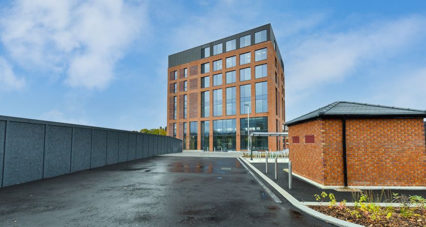 InvestinDerbys's tweet photo. A new office development in #Chesterfield has achieved full occupancy less than a year since its completion.

Find out more 👉 https://t.co/tk71dEcq8f 

#InvestInDerbyshire #Derbyshire @DesChes @ChesWaterside https://t.co/9CxxZ5LMxo