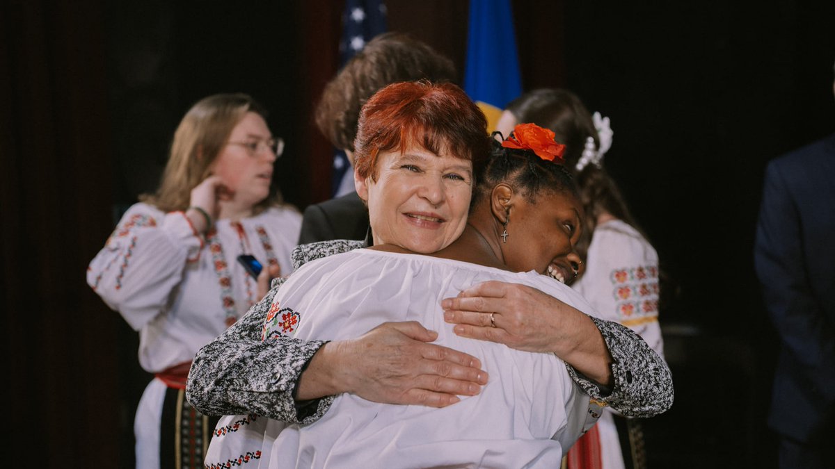 PeaceCorps's tweet photo. Over the 30 years since #PeaceCorps was invited into Moldova, nearly 1,600 Volunteers have served in the country, building trust, partnerships &amp; deep lasting friendships — one relationship at a time. 

This new cohort of 17 Volunteers are now a part of this great legacy. https://t.co/v07vlumFfv