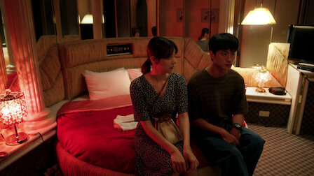 GilaFilmID's tweet photo. THE NIGHT IN QUESTION (NETFLIX) 

Yg satu ojol, yg satu tukang pijet. Yg ojol pengen ngewe, yg tukang pijet butuh duit. Dua hal yg sangat bersebrangan itu mempertemukan dua orang yg sama2 terluka dikoyak2 kehidupan mereka masing2. Berawal dari menghindari operasi pekat, menjadi seperti halnya 'BEFORE SUNSRISE' mereka berdua justru menghabiskan satu malam berkeliling kota dan menghabiskan malam dengan bicara, menertawakan pahitnya hidup dan menemukan sesuatu yg lebih esensial ketika kita sedang tidak baik2 saja, yaitu genggaman tangan. Sesederhana itu.