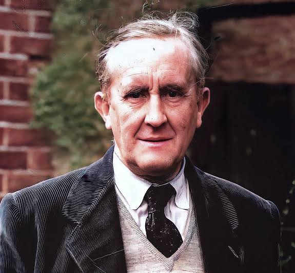 Bugün büyük üstadımız J.R.R Tolkien'in doğum günü. İyi ki doğdun profesör ✨